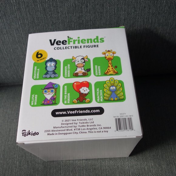 VeeFriends Genuine Giraffe Collectible Figure Made for Macy's - Picture 6 of 7